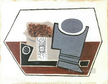 パブロ・ピカソ Painting - ガラスパイプとタバコの箱 1914年キュビズム パブロ・ピカソ